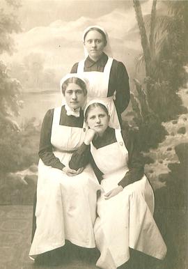Three nurses of the [Muntau?] hospital