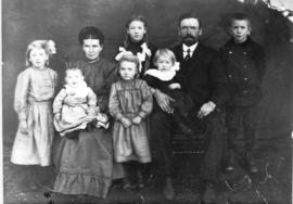Mr. & Mrs. Henry H. Friesen and family - 1913