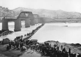 Korean refugees crossing the Kan River