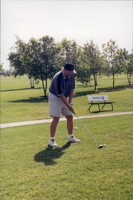 golfer teeing off
