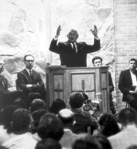 Nelson Litwiller speaking in Buenos Aires,