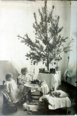 Herta, at left, born in 1905 and her sister Rita