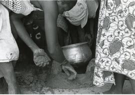 Building a mud oven in Burkina Faso