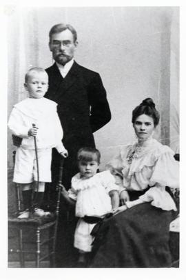 Heinrich and Susanna Janzen family