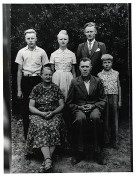 Gerhard and Anna (Braun) Dueck and family