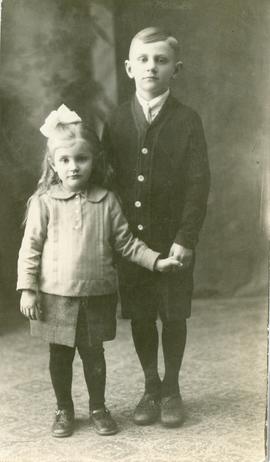 Wally and sister Olga, children of Isaak and Sara