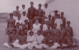 Anna Hanneman and teachers with pupils of lower-secondary classes