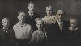 Franz and Agnes (Harder) Wiens family